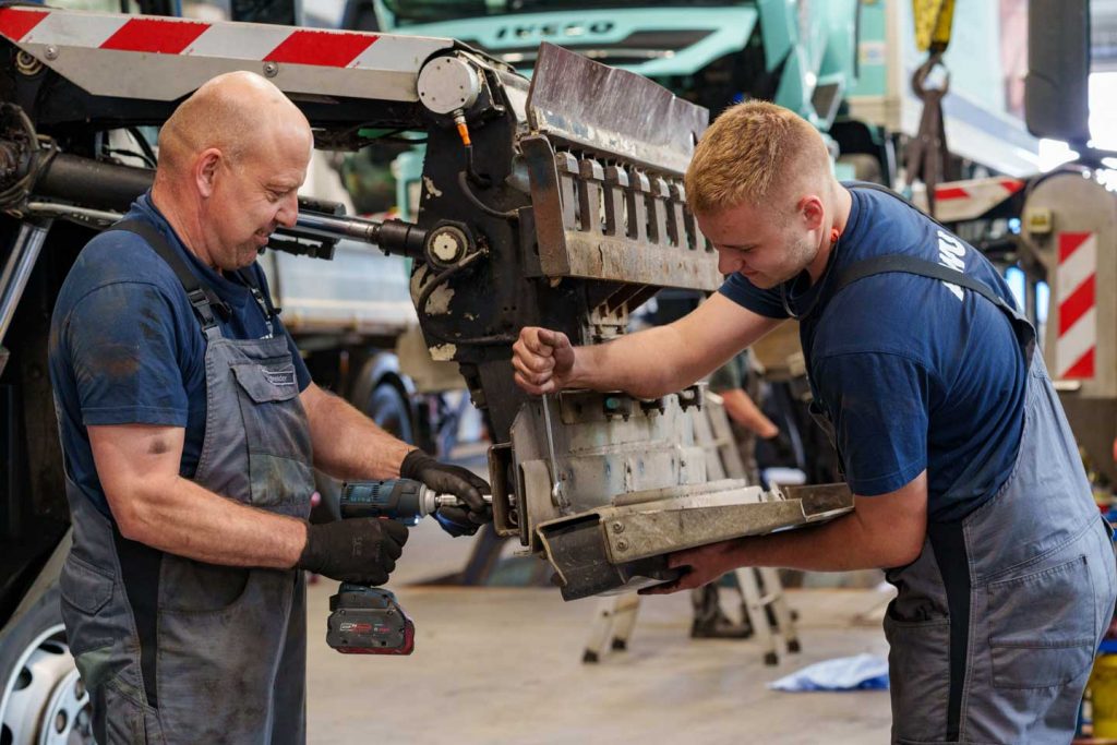 Azubi der AWU Oberhavel bei der Arbeit für Ausbildung Kfz Mechatroniker Oberhavel