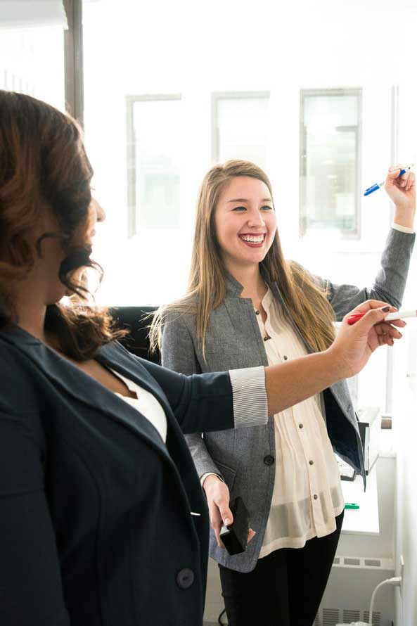 Junge Frauen beim Seminar für Azubis finden in Oberhavel