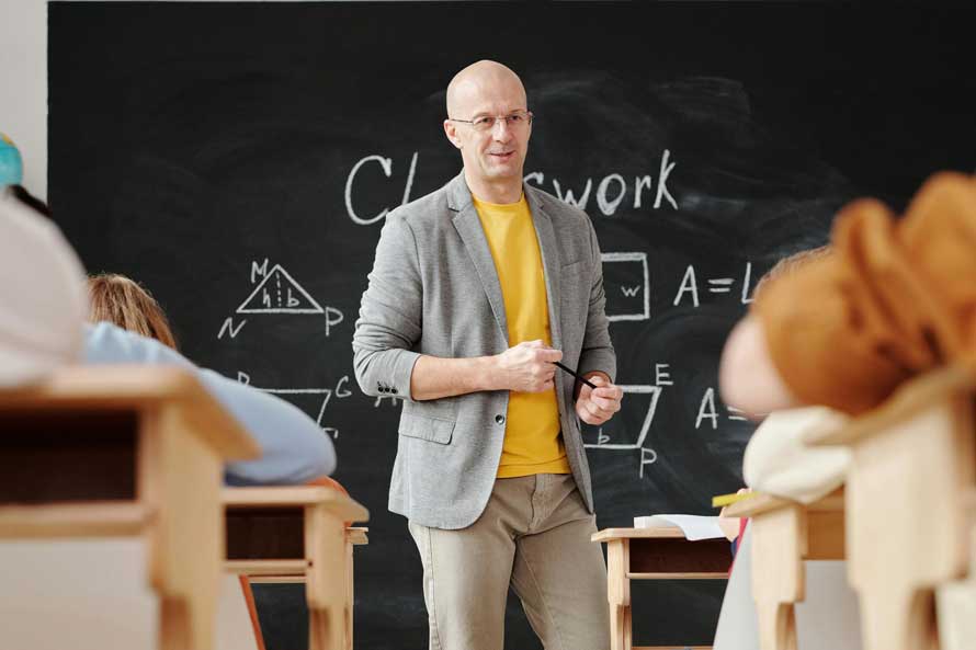 Lehrer unterrichtet vor Schülern zum Thema Berufsorientierung in Oberhavel