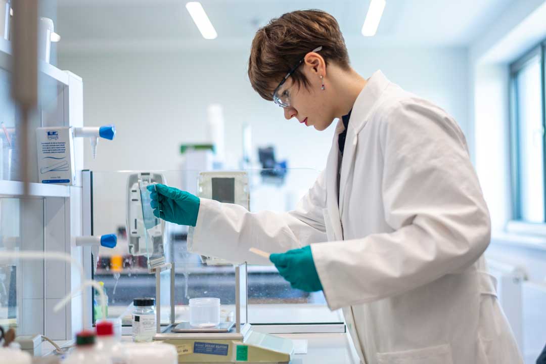 Eine Auszubildende zur Chemielaborantin arbeitet in einem Labor, Schaubild für Ausbildung bei ORAFO zur Chemielaborantin, zum Chemielaboranten