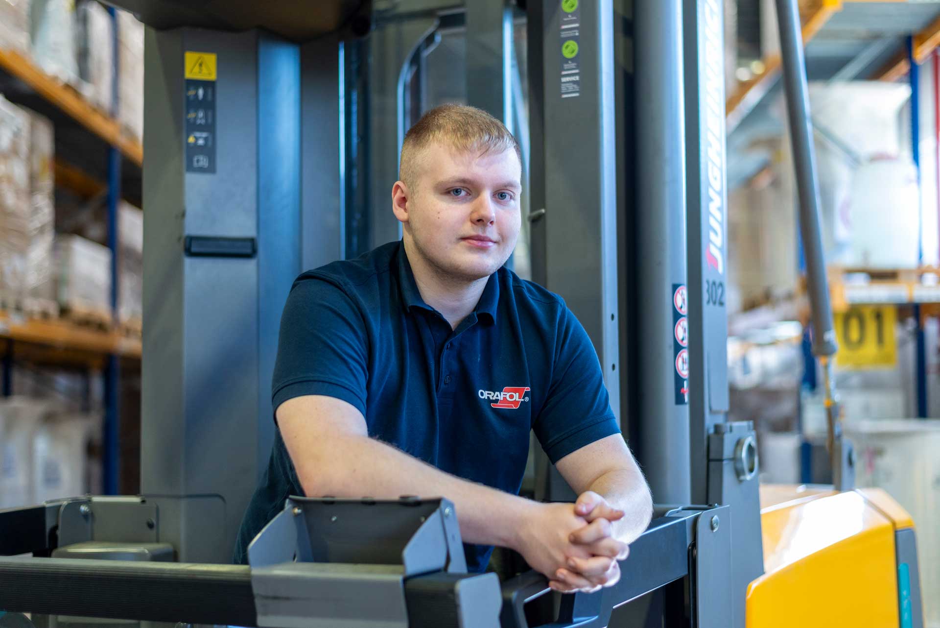Junger Mann in einem Gabelstapler für Auszubildender zur Fachkraft für Lagerlogistik